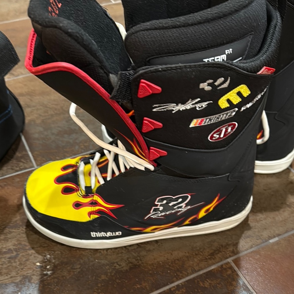 ThirtyTwo Snowboard Boots with Flame Design - Picture 2 of 3